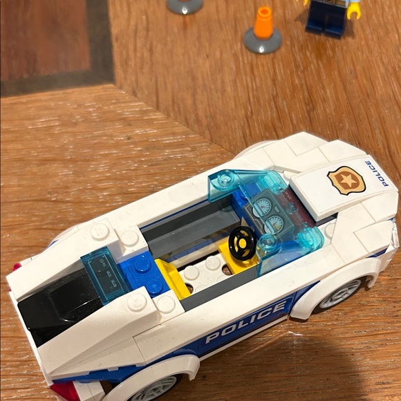 Lego sets: 60239 city police patrol car & 60393 fire rescue truck - Picture 10 of 11